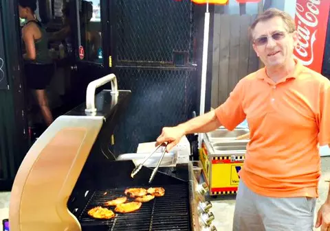 EXCLUSIV/ Un român a dat lovitura în patria fast food-urilor cu o rețetă tipic românească! A făcut hamburgerii... mici!!