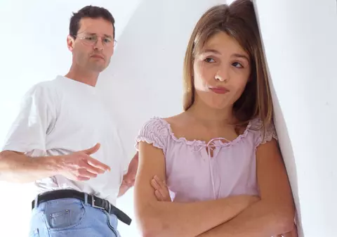 Reacţia unui tată care şi-a găsit fiica de 17 ani dormind goală, lângă iubit