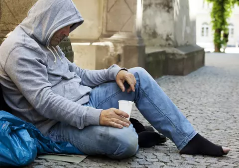 Un bărbat fără adăpost a fost răsplătit cu 100.000 de dolari de polițiști. Ce a făcut pentru acești bani