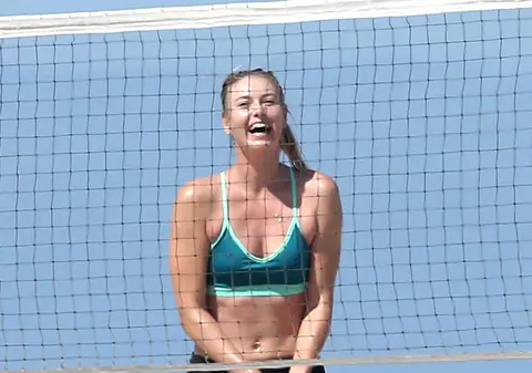 În plin scandal, Maria Șarapova este toată un zâmbet. Rusoaica s-a antrenat pe o plajă din California / GALERIE FOTO