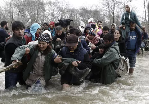 Imagini cutremurătoare! Imigranții care au fugit din Grecia în Macedonia au fost trimiși înapoi! GALERIA FOTO