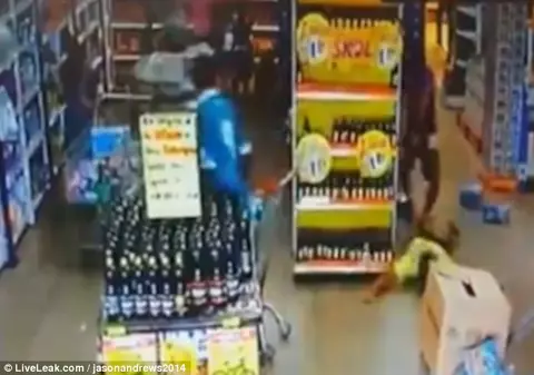 Scenă șocantă într-un supermarket: Un bărbat a fost împușcat în fața mai multor copii / VIDEO