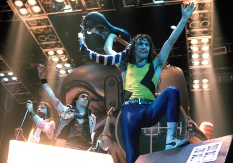 Avionul trupei „Iron Maiden”, implicat într-un accident și a suferit pagube imense! Două persoane au fost rănite!