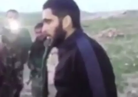 Momentul în care un jihadist din ISIS este capturat de kurzi. Cum a răspuns la întrebarea "De unde eşti?" | VIDEO