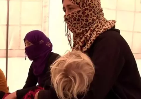 O tânără folosită ca sclavă sexuală de ISIS face mărturiri şocante: "Eram violată în fiecare zi. Nu vă puteţi imagina ce ne făceau" | VIDEO