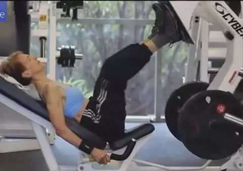 Are 73 de ani și e cea mai în vârstă femeie bodybuilder! Se iubește cu un bărbat cu 20 de ani mai tânăr!VIDEO
