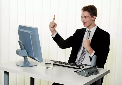 Jocurile care omoară plictiseala la birou. Cum să nu te prindă IT-ul că le joci