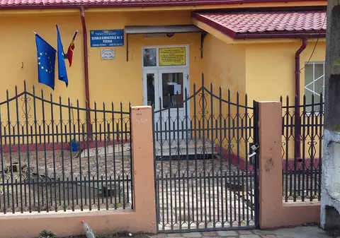 UPDATE / Elevi internați cu toxiinfecție alimentară, după ce au băut lapte la școală! Părinţii copiilor nu mai vor lapte şi corn în şcoli! GALERIE FOTO