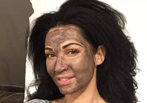 FOTO EXCLUSIV/ Zici că a căzut cu fața în noroi! Asta e cea mai ”murdară” postură în care Nicoleta Luciu s-a lăsat pozată