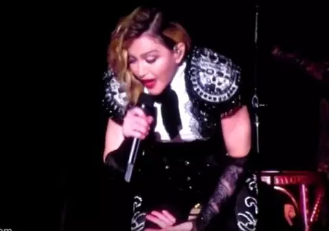 Madonna a dezbrăcat o fană pe scenă. Ce spune minora care a rămas în sânii goi | VIDEO