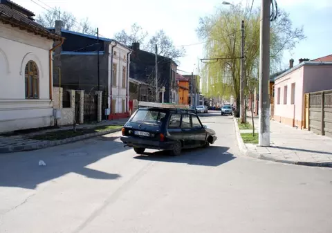 INCREDIBIL! A lăsat maşina două zile şi două nopţi într-o intersecţie după ce i-a sărit roata în mers!