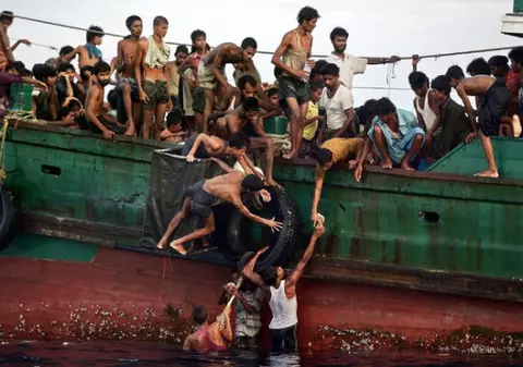 Peste 1.800 de migranţi au fost salvaţi din mare, în largul Libiei. Doi oameni au murit!