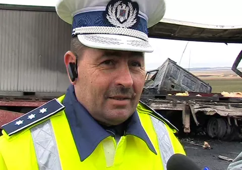 Ghinioanele se țin scai de el! Mașina fostului şef al Poliţiei Rutiere din Buzău a luat foc în mijlocul drumului