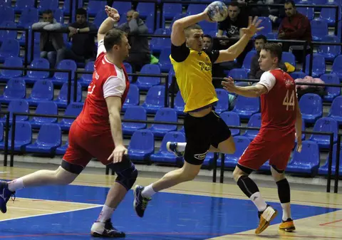 Dinamo a încheiat prima sezonul regular. CSM București a pierdut la Steaua. Urmează ”sferturile” din play-off