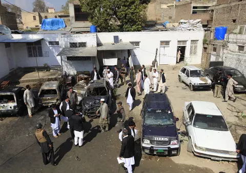 Atac sinucigaş la un tribunal din Pakistan: cel puţin 13 morţi, printre care doi copii!