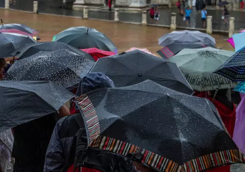 PROGNOZA METEO. Vin ploile și scad temperaturile