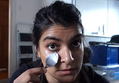 Cum scapi de cearcăne în cinci minute cu un ingredient pe care toți îl avem în casă | VIDEO