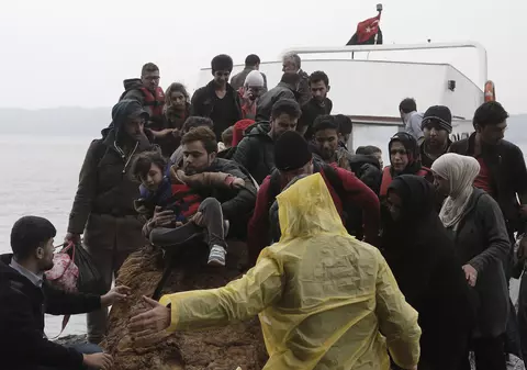 Violențe într-un centru de detenție pentru migranți. Trei persoane au fost grav rănite