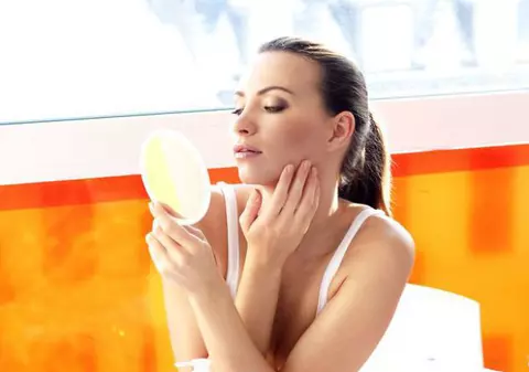Cum să scapi de riduri, în timp ce dormi, cu un ingredient pe care-l ai în bucătărie