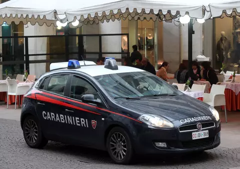 Un român și-a atacat soția și cumnata cu acid în Italia