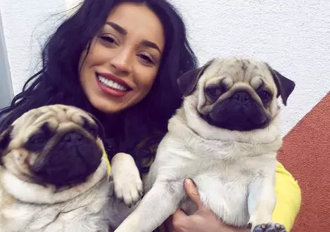 Ruby, ipostaze sexy în văzul tuturor. A călărit un taur în cea mai sexy ținută