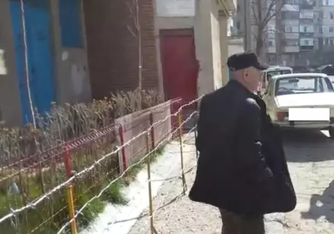 Enervat de cei care îşi fac nevoile sub geamul său, un buzoian le-a pus sârmă ghimpată în drum! VIDEO