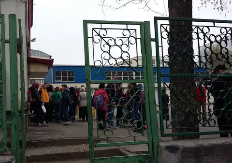 Focar de TBC la Galați! Aproape 200 de elevi expuși, după ce au intrat în contact cu o profesoară