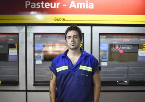 Scriitorul din metrou! Viața spectaculosă a unui om de serviciu din Buenos Aires! Noaptea curăță peroane la metrou, iar ziua scrie romane pentru care a primit numeroase premii!