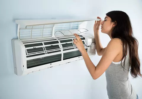 Curăţă singur și eficient aparatul de aer condiţionat. Iată care sunt paşii