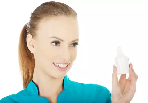 INDISPENSABILĂ la casa omului! Utilizări neștiute, dar miraculoase, ale banalei ape oxigenate