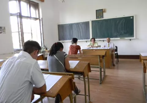 Simulare Bacalaureat 2016: Elevii de clasa a XI-a și a XII-a susțin proba obligatorie a profilului