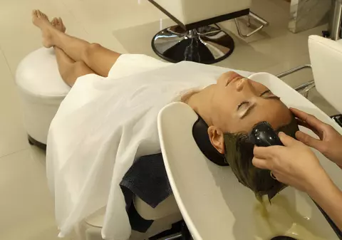 Dacă îți speli părul la salon, ar fi bine să citești asta! Uite ce poți păți!