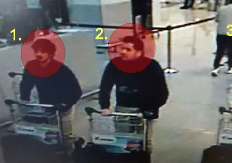 Ziarul belgian La Dernière Heure: Teroristul cu pălărie nu ar fi jurnalistul Faycal Cheffou! Poliția continuă să caute suspecți!