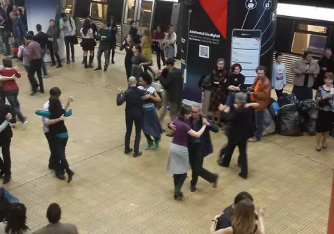 Bucureştenii au dansat tango la Unirii, la metrou - FOTO & VIDEO