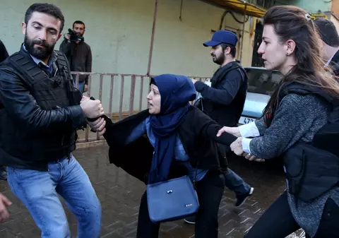 Atentat în Istanbul! Două femei înarmate au atacat o secție de poliție! VIDEO