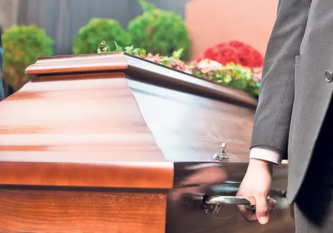 A aflat de la TV că soţia pe care o înmormântase trăieşte. Cum a fost posibil aşa ceva