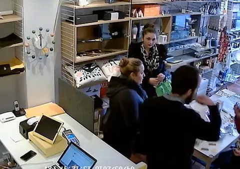 Cum reușesc niște tinere atrăgătoare să fure produse de lux exact din fața vânzătorului | VIDEO