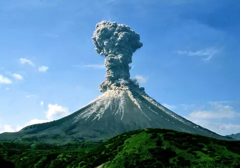 Vulcanul Pavlof a erupt şi aruncă cenuşă la 6000 de metri!