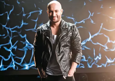 În timp ce Roxana Vancea e agăţată agresiv de femei... Bendeac este adorat de gay!