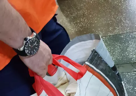INCREDIBIL! Copil abandonat într-o plasă, în Arad! GALERIE FOTO