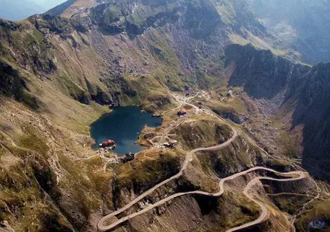 Tragedie pe Transfăgărăşan. Bicicilist transportat la spital cu un elicopter SMURD, după ce s-a accidentat grav