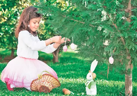 Fiecare popor are obiceiurile sale pascale, iar unele dintre ele sunt de-a dreptul bizare! Cehii îşi «bat» femeile după Înviere, iar francezii fac o omletă uriaşă!