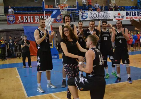 Și-a cerut iubita de soție pe parchet! Gestul superb al unui baschetbalist orădean de la U Cluj