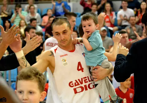 Mandache a făcut prima entorsă pe stradă, nu pe terenul de baschet! ”Puteam face carieră în polo!”. Iubita îl bate la biliard. Marți, meciul doi din ”sferturile” campionatului | INTERVIU