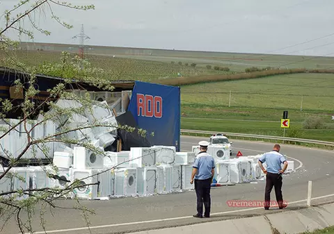Accident spectaculos la intrarea în Huşi. Zeci de maşini de spălat au căzut dintr-un TIR