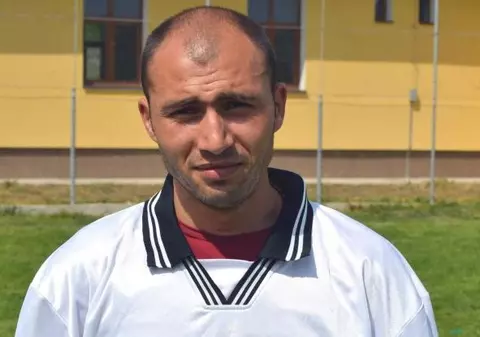 TRAGEDIE în fotbal. Unul dintre cei mai buni jucători s-a sinucis: s-a spânzurat în podul blocului în care locuiesc părinţii!