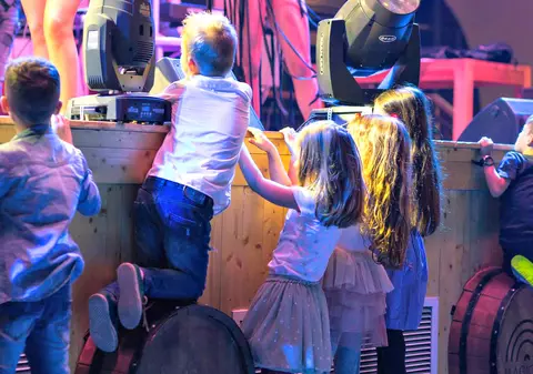 Sofia, frumoasa fiică a Andreei Bănică, în primul rând la spectacolele mamei sale