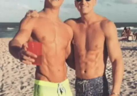 Cuplu de gay, snopit în bătaie în faţa unui fast-food. Totul a pornit de la un sărut