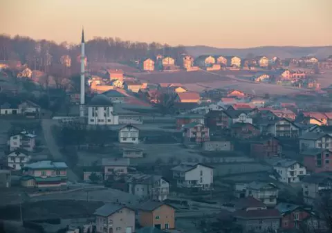 Islamiştii şi-au găsit un refugiu în Bosnia! Au înfipt steagul negru în satele sărace!