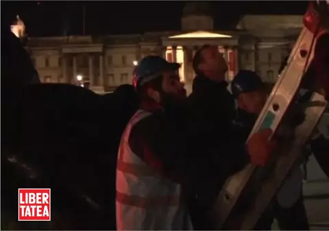 PROTEST SIMBOLIC LA LONDRA: STATUILE AU PRIMIT MĂŞTI DE GAZE ÎMPOTRIVA POLUĂRII